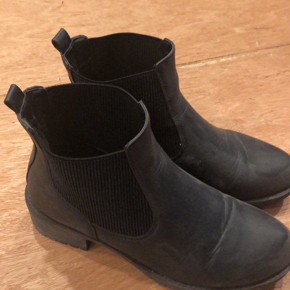 Women’s size 8 ankle boot - Picture 2 of 2